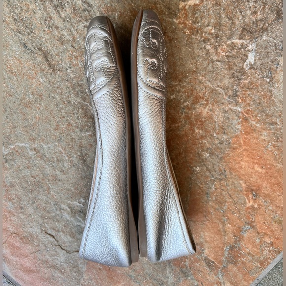 Tory Burch Silver/Pewter Ruby Ballet Flats Logo Pebbled Leather Size 8 - Picture 3 of 6